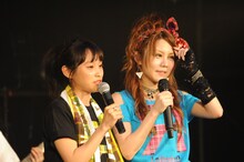 左から高橋愛、田中れいな（Vo）。