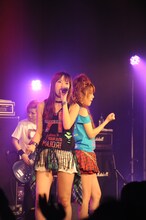 左から岡田万里奈（Vo）、田中れいな（Vo）。