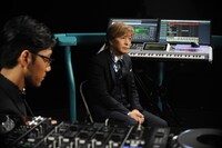 「#RUN」ミュージックビデオ撮影後の様子。左からtofubeats、小室哲哉。