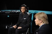 「#RUN」ミュージックビデオ撮影後の様子。左からtofubeats、小室哲哉。