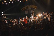「TRUST TOUR 2015」東京・ TSUTAYA O-WEST公演のアンコールの様子。（撮影：小笹竜馬）