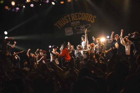 「TRUST TOUR 2015」東京・ TSUTAYA O-WEST公演のアンコールの様子。（撮影：小笹竜馬）