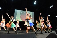 Cheeky Paradeによるライブの様子。