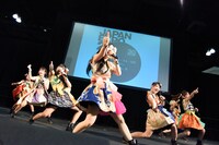 Cheeky Paradeによるライブの様子。