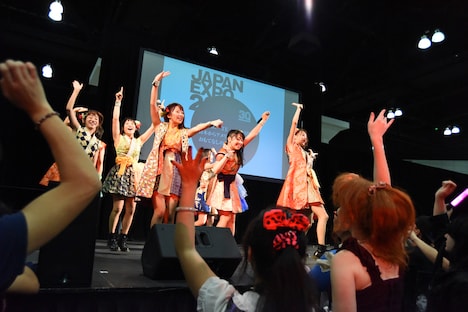 Cheeky Paradeによるライブの様子。