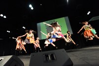 Cheeky Paradeによるライブの様子。