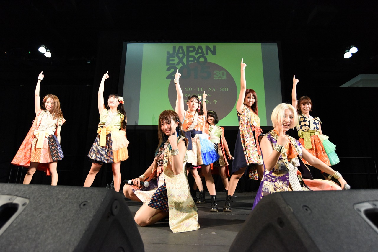 Cheeky Paradeによるライブの様子。
