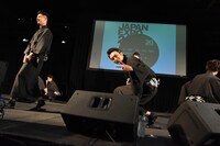 SOLIDEMOによるライブの様子。