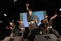 SOLIDEMOによるライブの様子。