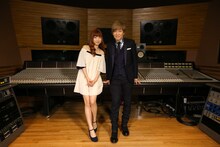 「#RUN」ボーカルレコーディングの様子。左から神田沙也加、小室哲哉。