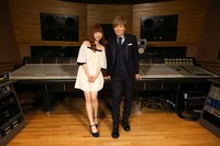 「#RUN」ボーカルレコーディングの様子。左から神田沙也加、小室哲哉。