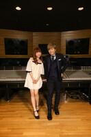 「#RUN」ボーカルレコーディングの様子。左から神田沙也加、小室哲哉。