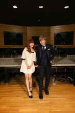 「#RUN」ボーカルレコーディングの様子。左から神田沙也加、小室哲哉。