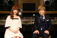 「#RUN」ボーカルレコーディングの様子。左から神田沙也加、小室哲哉。