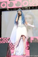 SQUARE STAGEでライブを行ったMay J.。