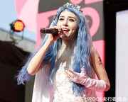 SQUARE STAGEでライブを行ったMay J.。