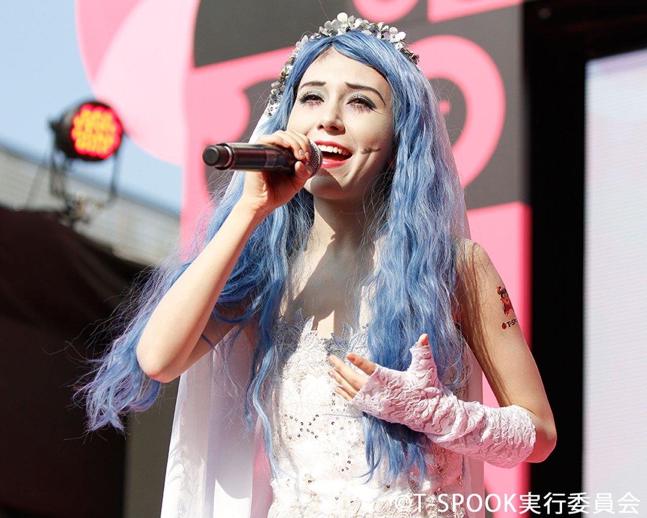 SQUARE STAGEでライブを行ったMay J.。