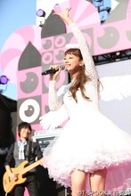 SQUARE STAGEでライブを行った西内まりや。