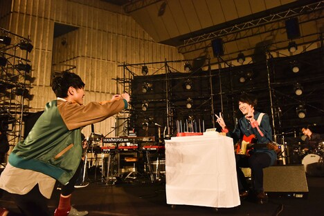 「フジファブリック HALL TOUR 2015 Hello!! BOYS & GIRLS」東京・日比谷野外大音楽堂公演の様子。(撮影:河本悠貴)