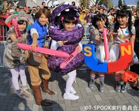 仮装パレードに参加したももいろクローバーZ。