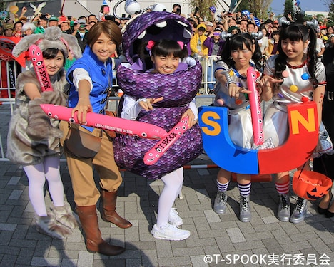 仮装パレードに参加したももいろクローバーZ。