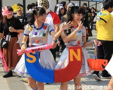 磁石のS極担当の高城れに（左）と、N極担当の佐々木彩夏（右）。