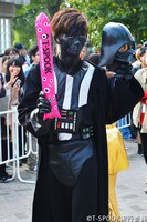 ダース・ベイダーに扮したリョウガ（超特急）。