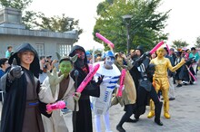 「スター・ウォーズ」のキャラに扮してパレードに参加した超特急。