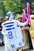 R2-D2に扮したタカシ（左）とジャバ・ザ・ハットに扮したコーイチ（右）。
