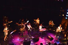 メンバー8人を従えて歌う北川勝利（右端）。