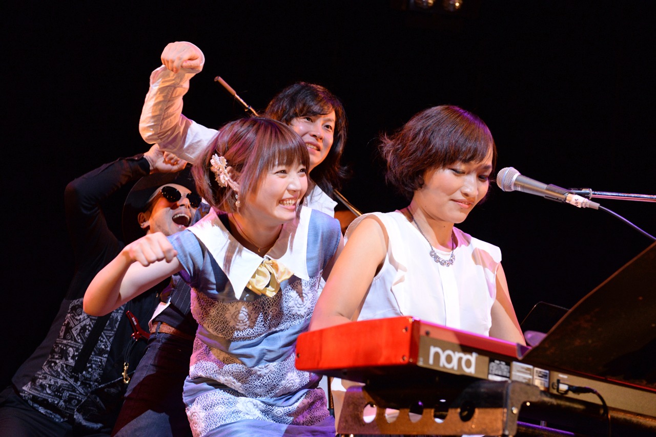 ダンスでも観客を魅了した藤村鼓乃美＆FIRE HORNS。