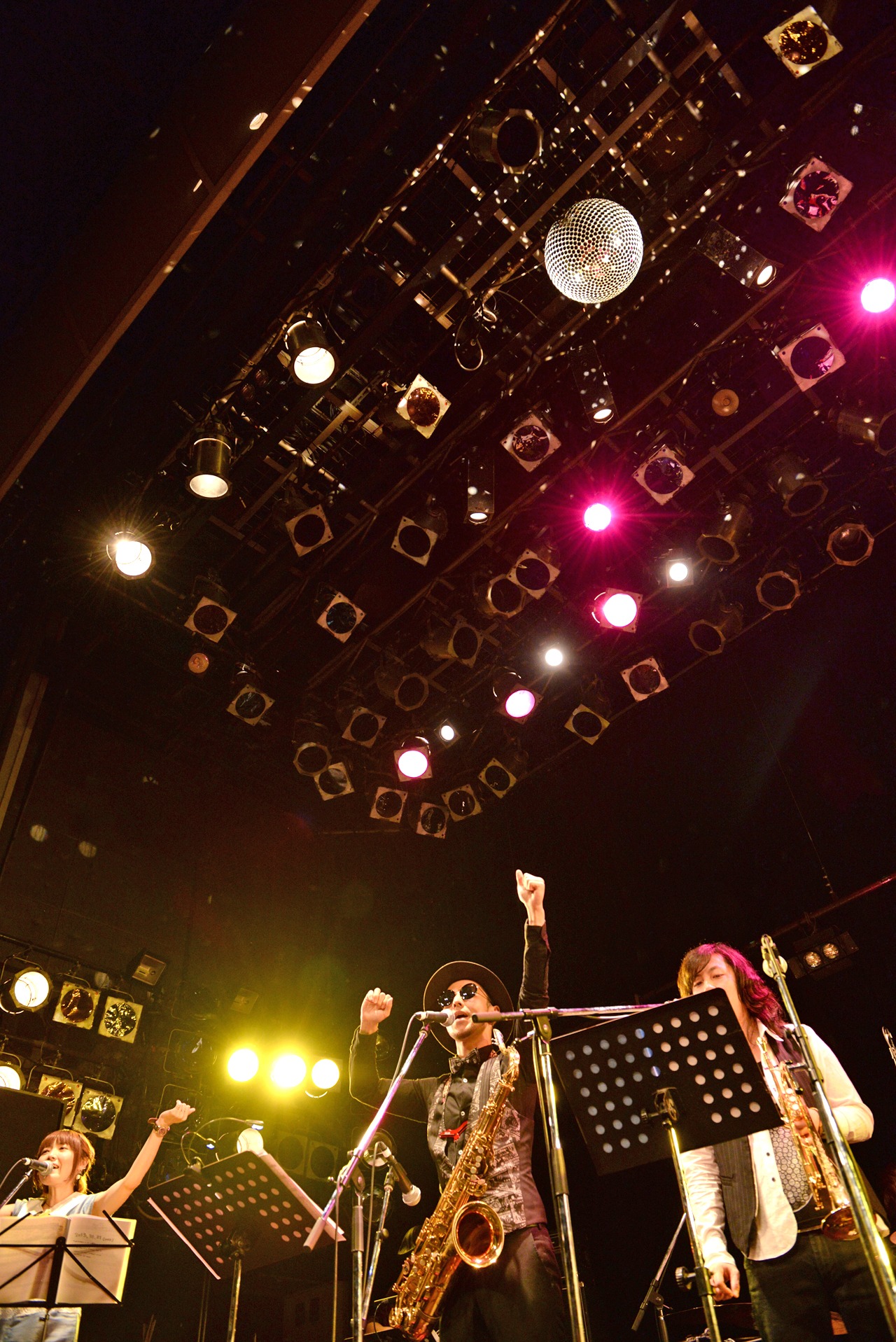 左から藤村鼓乃美、Juny-a、Atsuki。