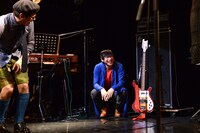 座り込むミト。