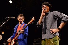 沖井礼二（右）のベースを構えるミト（左）。