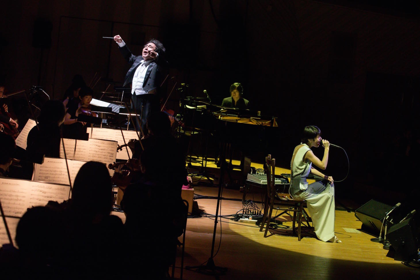 昨年10月に行われた「billboard classics『Salyu with 小林武史 PREMIUM SYMPHONIC CONCERT』」神奈川・ミューザ川崎シンフォニーホール公演の様子。（Photo by Taku Fujii）