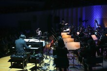 「billboard classics Salyu with 小林武史 PREMIUM SYMPHONIC CONCERT」神奈川・ミューザ川崎シンフォニーホール公演の様子。（Photo by Taku Fujii）