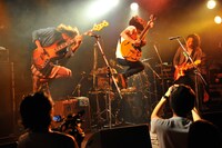 「グッバイフジヤマ『スイートセブンティーン』発売記念ワンマン“HELLO,goodbye,HELLO”」の様子。（撮影：佐藤哲郎）