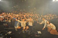 「グッバイフジヤマ『スイートセブンティーン』発売記念ワンマン“HELLO,goodbye,HELLO”」の様子。（撮影：佐藤哲郎）