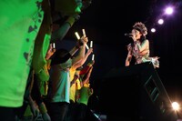 「吉川友 2015秋TOUR ～WILDSTRAWBERRYを召し上がれ～」MESSE HALL公演の様子。（提供：アップフロントクリエイト）