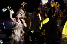 「吉川友 2015秋TOUR ～WILDSTRAWBERRYを召し上がれ～」MESSE HALL公演の様子。（提供：アップフロントクリエイト）