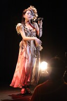 「吉川友 2015秋TOUR ～WILDSTRAWBERRYを召し上がれ～」MESSE HALL公演の様子。（提供：アップフロントクリエイト）