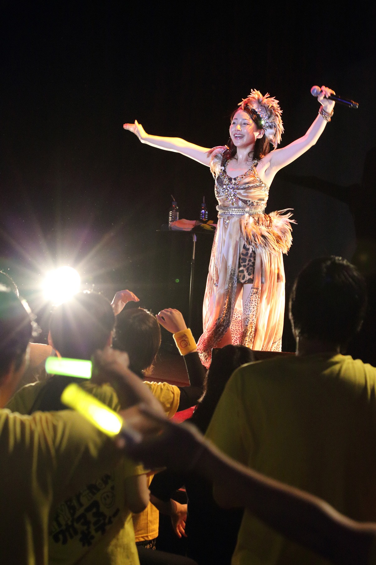「吉川友 2015秋TOUR ～WILDSTRAWBERRYを召し上がれ～」MESSE HALL公演の様子。（提供：アップフロントクリエイト）