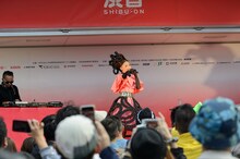「渋谷音楽祭」で歌う野宮真貴。（写真提供：ユニバーサルミュージック）