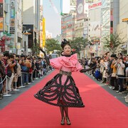 野宮真貴、“文化村通りランウェイ”を闊歩し“渋谷系”を歌う
