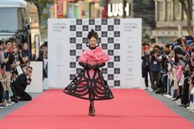 「SHIBUYA RUNWAY」での野宮真貴。（写真提供：ユニバーサルミュージック）