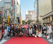 「SHIBUYA RUNWAY」出演者らと記念撮影する野宮真貴。（写真提供：ユニバーサルミュージック）
