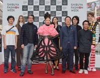 「SHIBUYA RUNWAY」出演者らと記念撮影する野宮真貴。（写真提供：ユニバーサルミュージック）