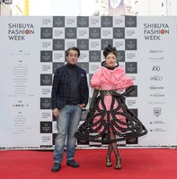 「SHIBUYA RUNWAY」出演者らと記念撮影する野宮真貴。（写真提供：ユニバーサルミュージック）