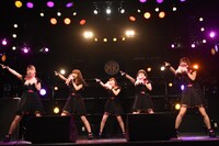 NEXT YOUによる初ライブの様子。