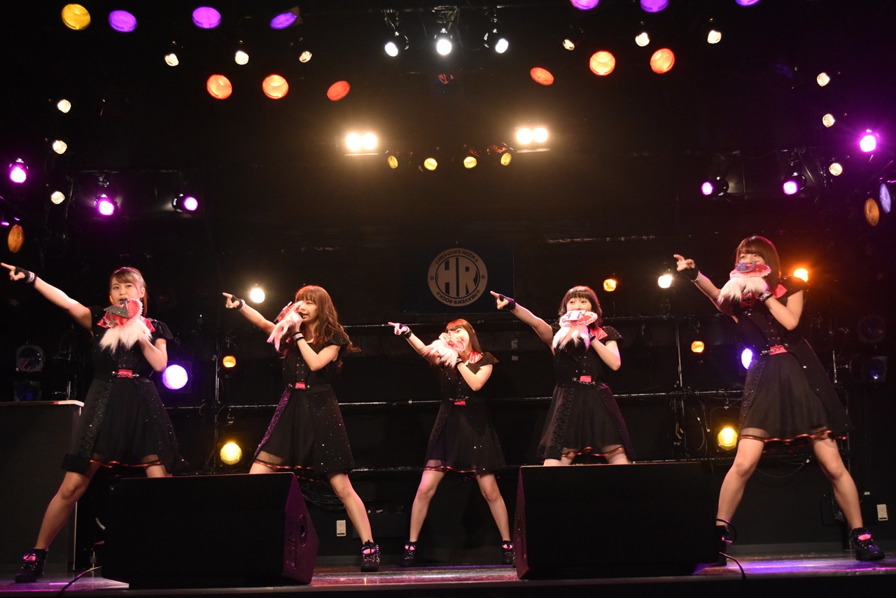 NEXT YOUによる初ライブの様子。